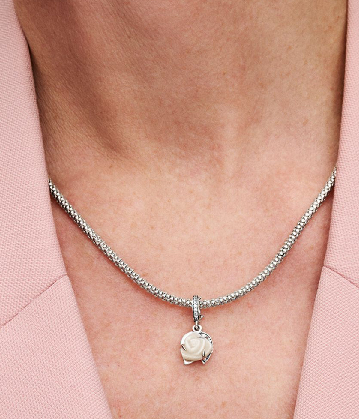 Collar de rosa blanca