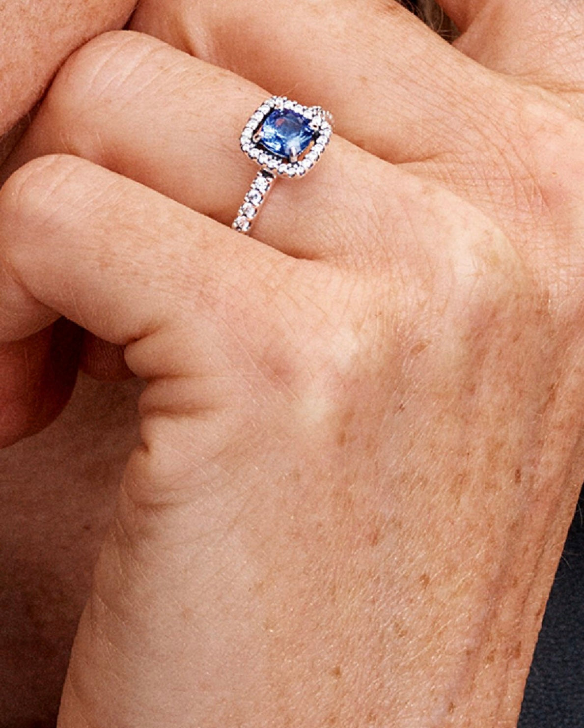 Anillo de plata con cristal azul