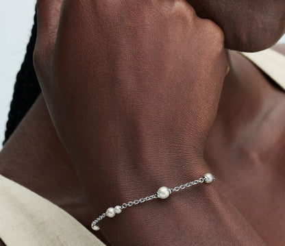 Brazalete con perlas blancas