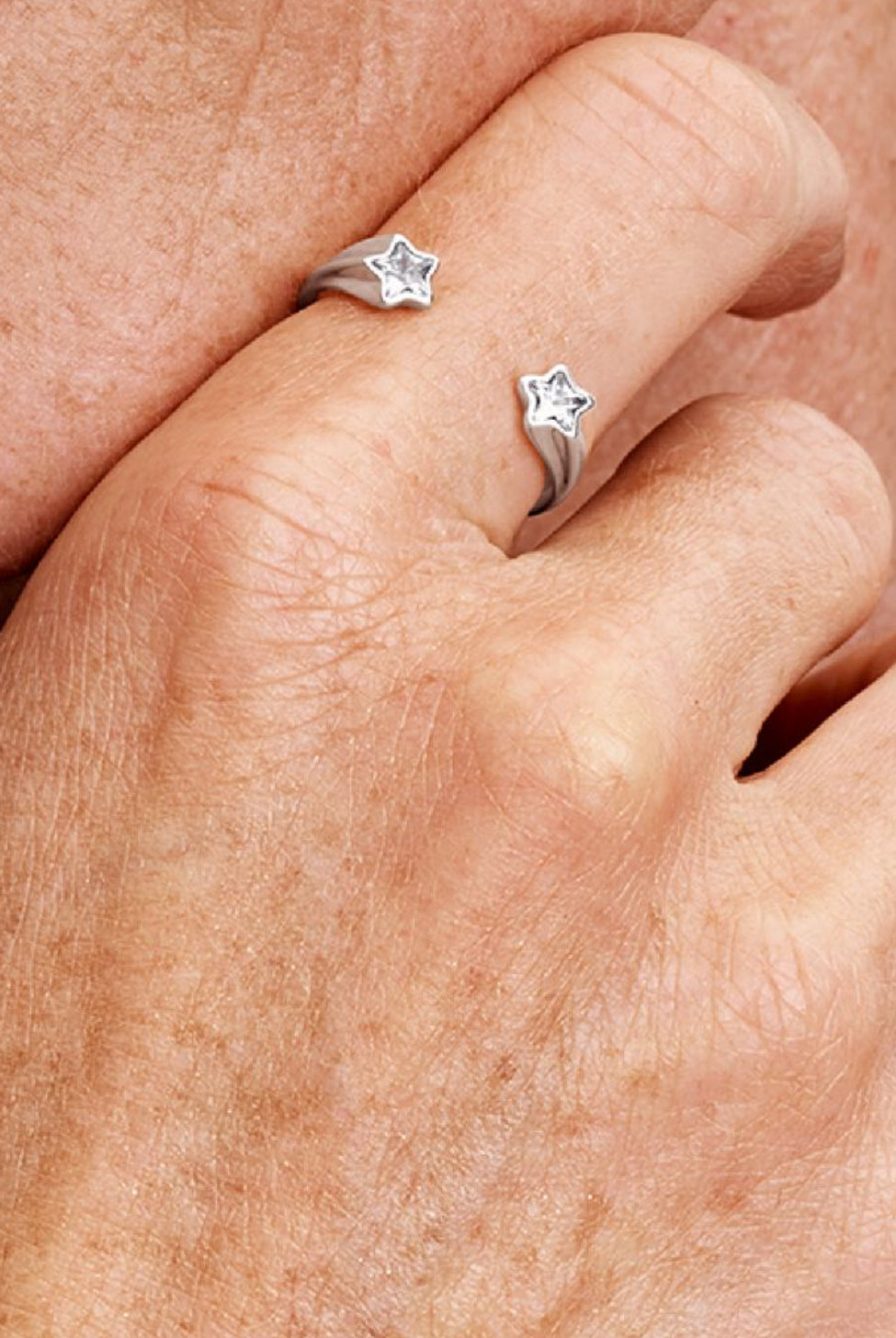 Anillo de Plata con Estrellas de Cristal