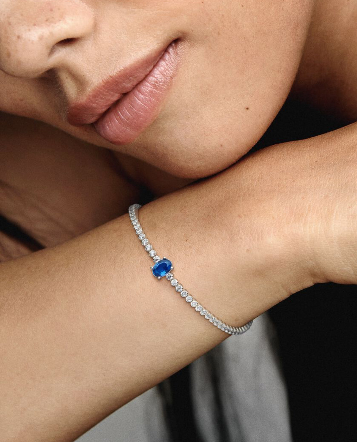 Brazalete de plata con perla azul