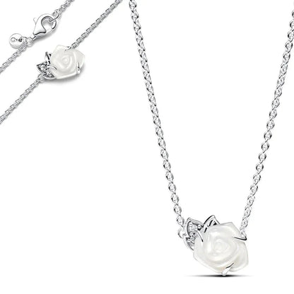 Collar de rosa blanca